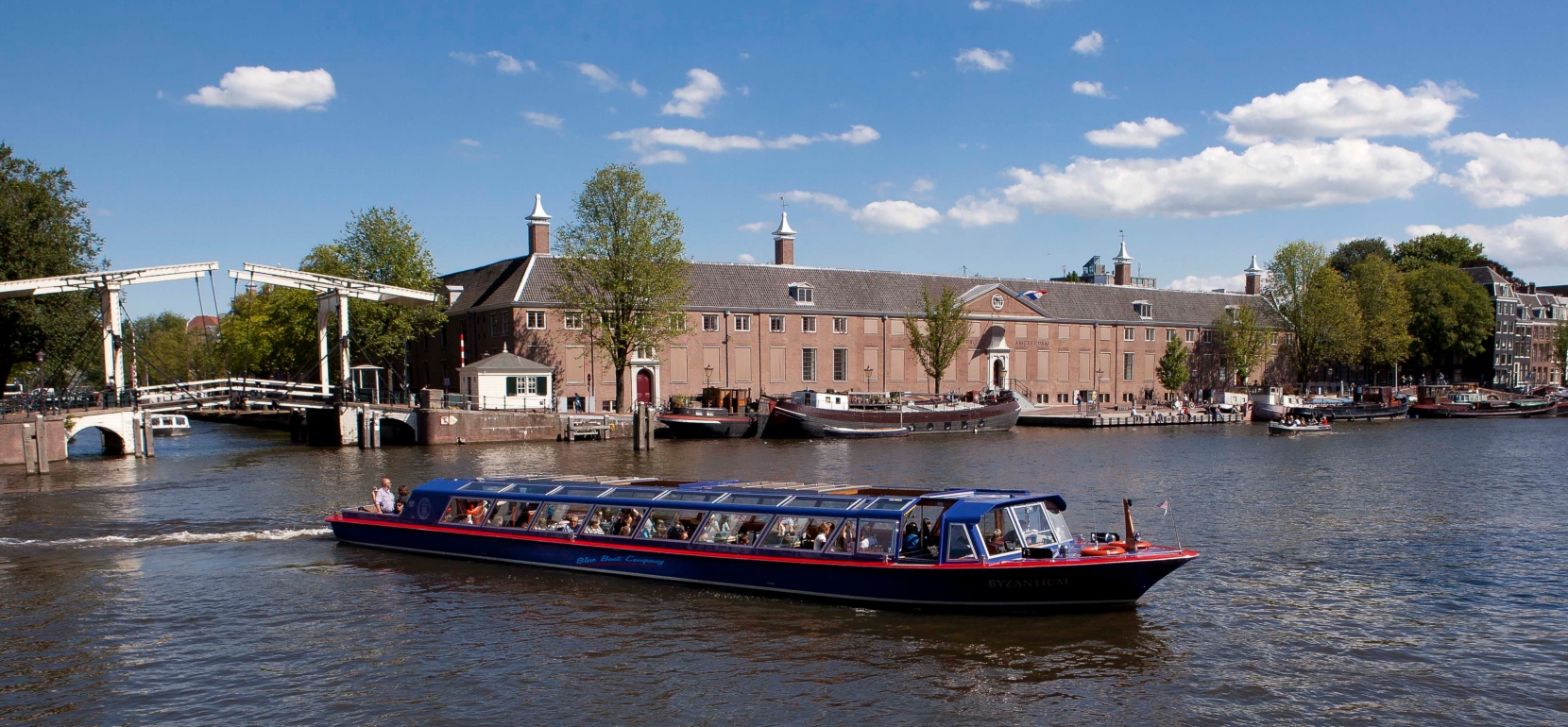/amsterdam/classificaties/canal-cruises/canal-cruise-museum-square/Blue Boat header-1544705838.jpg Canal Cruise Museum Square (South of the City)